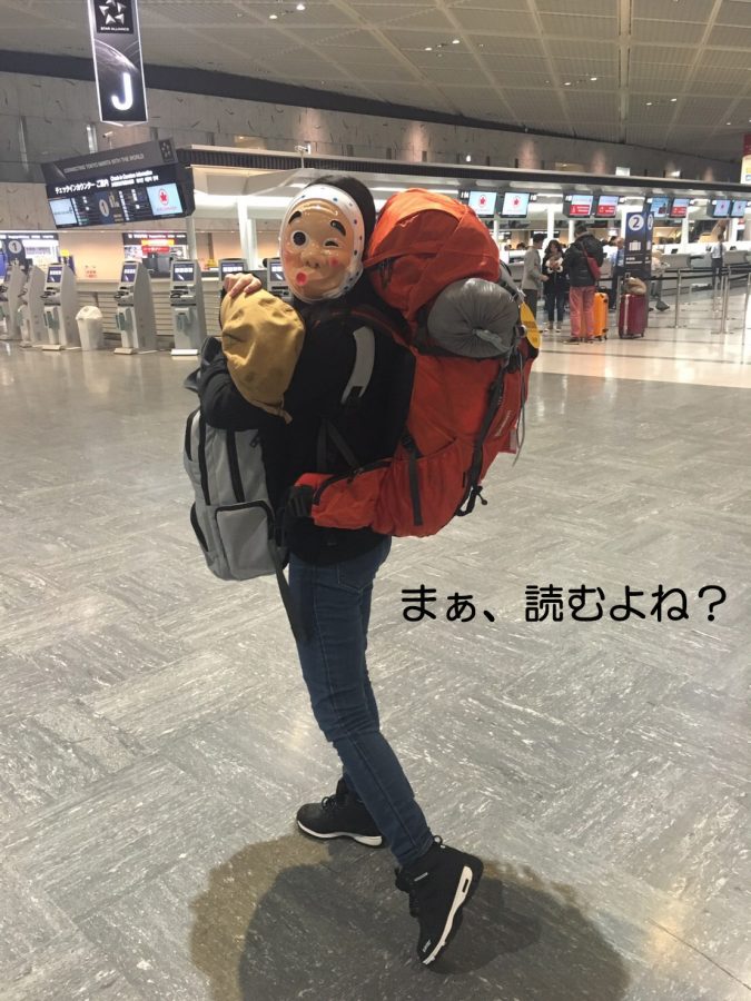 お面をかぶった女性