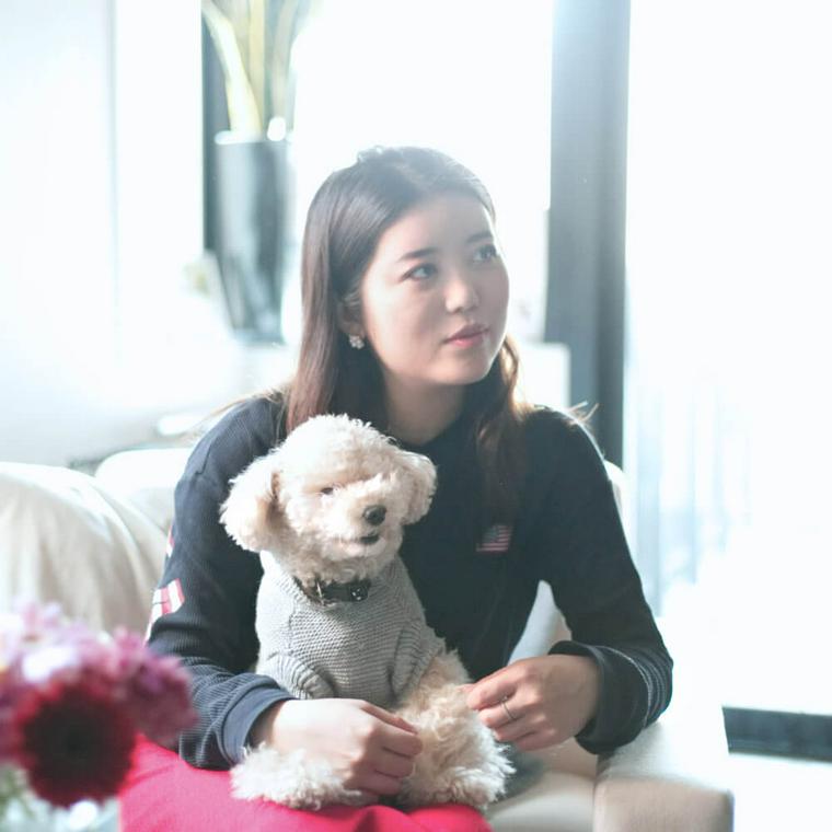ぱうれんつ代表の前田葵さんと愛犬のミルクちゃん