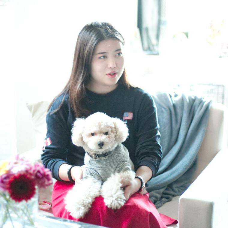 ぱうれんつ代表の前田葵さんと愛犬のミルクちゃん