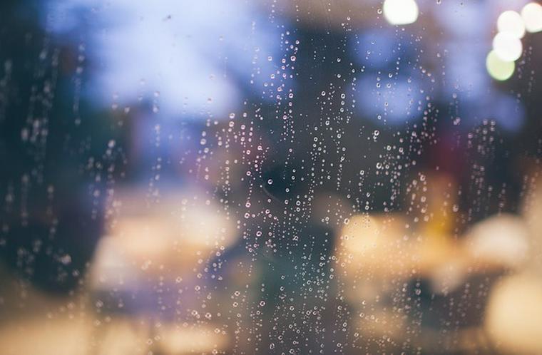 雨粒のついた窓